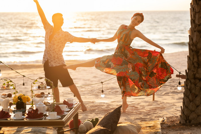 Hai vợ chồng Khánh Thi - Phan Hiển cùng nhau khiêu vũ trên bãi biển