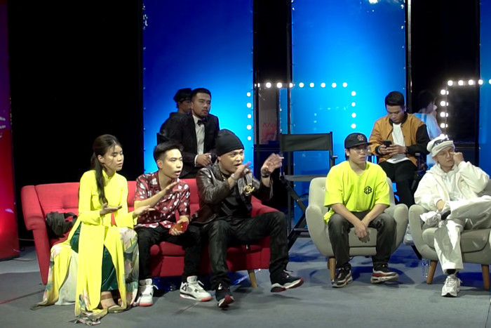 Pháo 'phiêu' theo giọng hát của chính mình khi dõi theo màn trình diễn của ICD trên sân khấu.