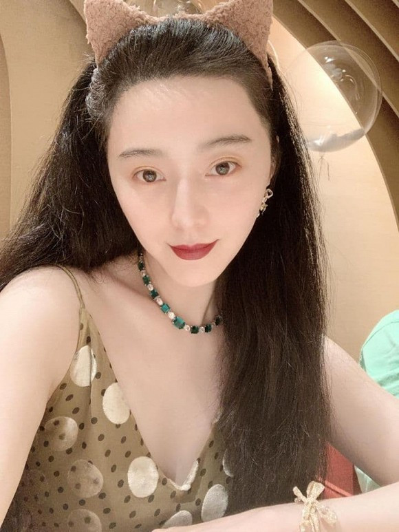 Hình ảnh mới nhất của Băng tỷ khi cô để gương mặt mộc với chiếc vòng cổ ngọc lục bảo lấp lánh trị giá từ 1-2 triệu NDT ( tầm 3,4 đến 6,8 tỷ đồng) 