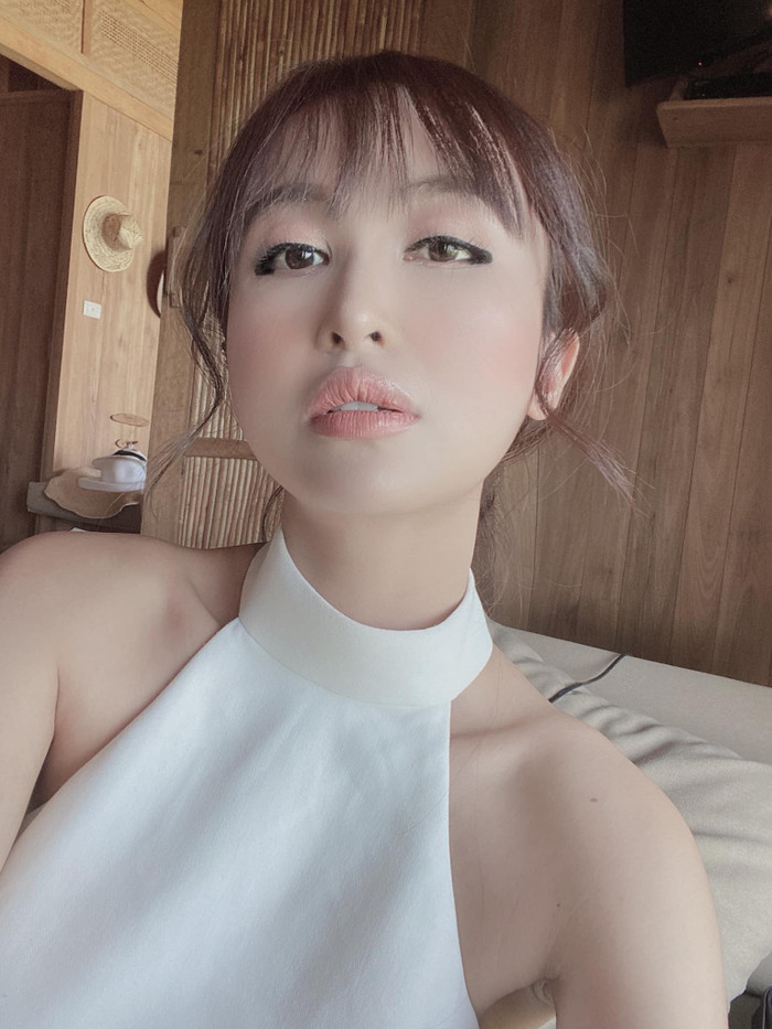 Nếu như kiểu vẽ eyeliner sắc lẹm trước đây giúp vợ hai Minh Nhựa trông thật ngầu thì kiểu vẽ mắt này lại khiến nhan sắc của cô tuột đi vài phần xinh đẹp