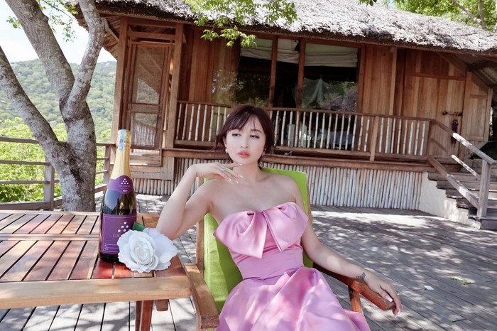 Kiểu vẽ mắt này khiến Mina Phạm trông như đang buồn ngủ, mắt mở không lên