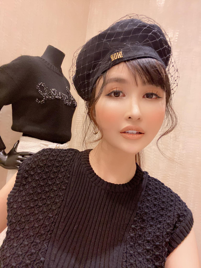 Nếu thường xuyên theo dõi trang cá nhân của Mina Phạm, không khó để phát hiện được rằng Mina Phạm rất chăm biến đổi diện mạo với nhiều kiểu trang điểm khác nhau