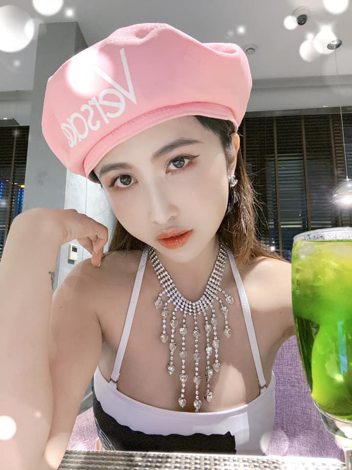 Bà mẹ hai con thường nhấn mạnh vào trang điểm cho đôi mắt, vẽ eyeliner sắc lẹm và tô son đỏ cam