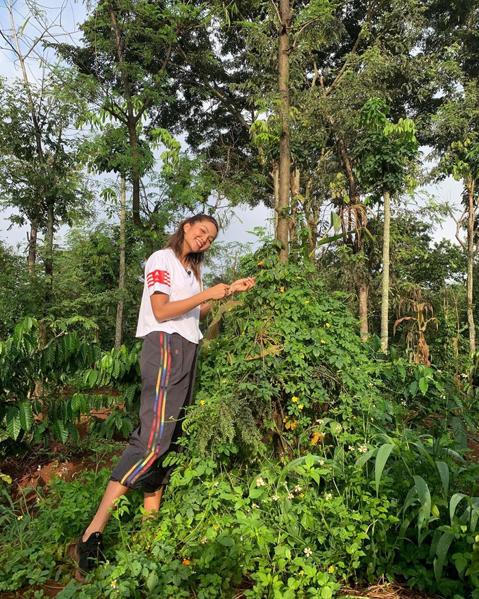 Hoa hậu H'Hen Niê nhan sắc tươi tắn khoe ảnh chụp tại quê nhà.