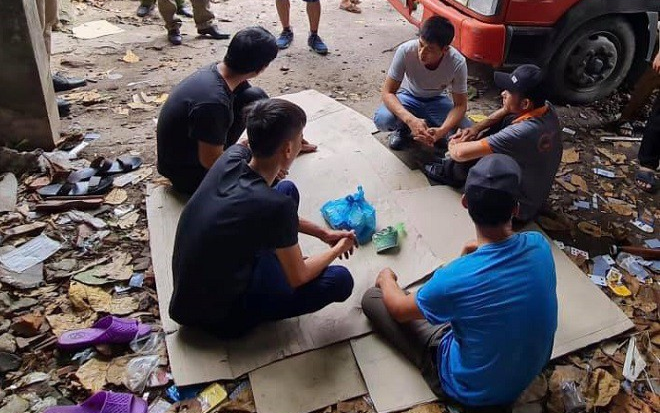 Một đối tượng truy nã bị bắt giữ khi đang đánh bạc tại Hà Nội Ảnh 2