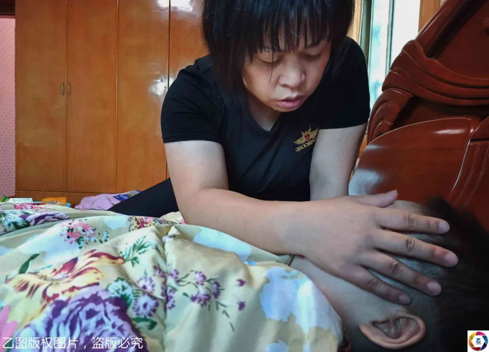 Khi đang trùm khăn liệm cho con thì chị Hứa Lợi phát hiện ngón tay con gái cử động.