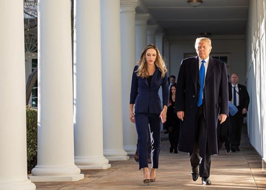 Công việc của Lara chủ yếu tập trung tại hậu phương, nơi cô đảm nhiệm mảng kinh doanh và gây quỹ.