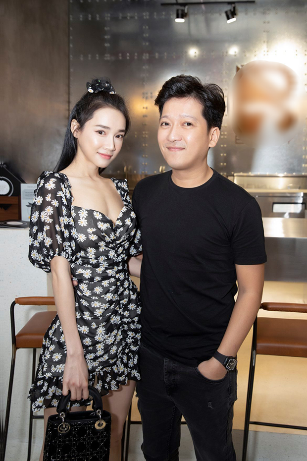 Một lần nữa, vợ chồng Nhã Phương - Trường Giang lại khiến người hâm mộ phải 'lịm tim' vì những khoảnh khắc ngọt ngào mà cả hai dành cho nhau