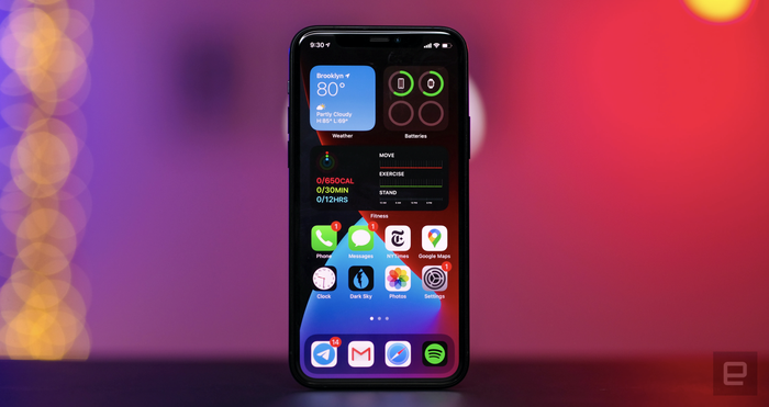  Tốt nhất là bạn vẫn nên sạc đầy pin iPhone trước khi cập nhật iOS 14. (Ảnh: Engadget)