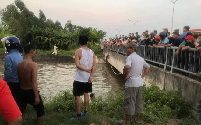 Xe máy bất ngờ lao xuống sông khiến 2 cháu tử vong, ông mất tích Ảnh 2