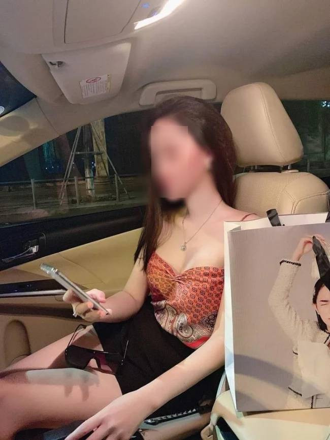 CĐM tìm ra tài khoản MXH của 'tiểu tam' ngồi trong Lexus 570 bị đánh ghen: Có cuộc sống sang chảnh, thường xuyên 'thả thính' Ảnh 4