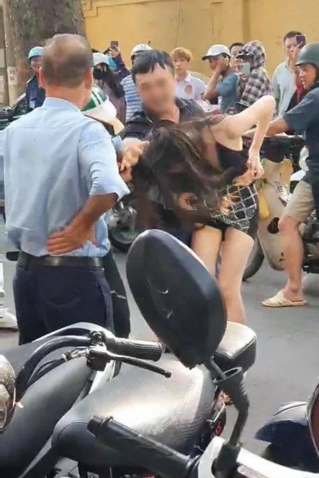 Chồng vì bênh 'bồ nhí' mà đánh đập cả vợ giữa đường.