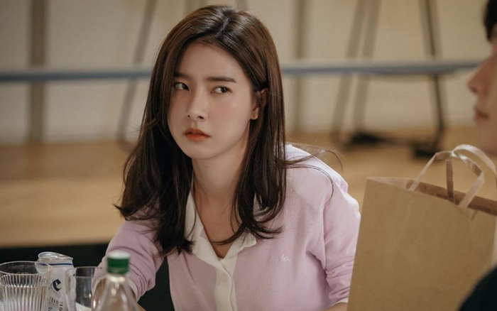 Lonely Enough to Love tập 6: Kim So Eun cố tỏ ra mình là ổn nhưng sâu bên trong nước mắt là biển rộng Ảnh 2