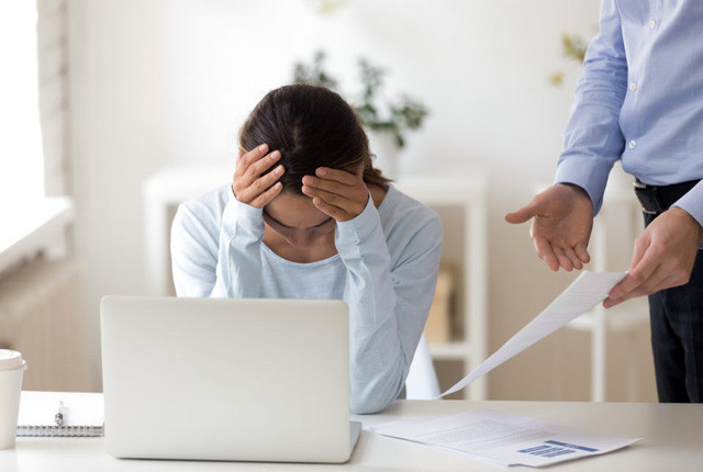 Việc bị đồng nghiệp bắt nạt, Sếp không tin tưởng khiến sinh viên này khá cay cú nhưng không dám nghỉ việc vì sợ mất đi nguồn thu nhập trang trải cuộc sống. Ảnh minh họa