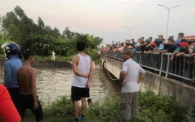 Đi xe máy qua cầu, ông cùng 2 cháu nhỏ rơi xuống sông tử vong thương tâm Ảnh 2