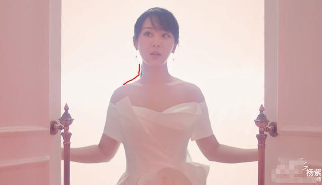 Thêm một bằng chứng nữa cho thấy sự khác biệt giữa những góc quay, cổ và vai giữa hai phân cảnh đã cho thấy đây không cùng một người.