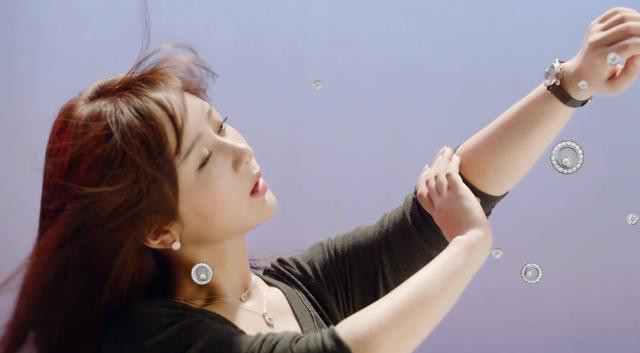 Vì khác biệt quá rõ giữa cảnh quay riêng về bàn tay và cảnh toàn diện của Dương Tử khiến không ít người nghi ngờ cô dùng diễn viên đóng thế trong những phân đoạn đơn giản nhất!