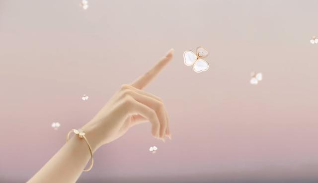 Góc cận cảnh bàn tay: Cổ tay nhỏ khiến chiếc lắc tay có khoảng dư trống