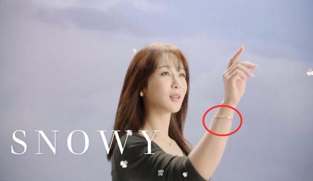 Nhưng khi quay trực diện cả người Dương Tử thì chiếc lắc tay này lại chật cứng trong cổ tay của nữ diễn viên.