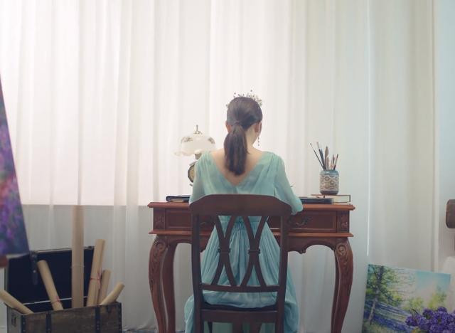 Nhưng góc quay ở phía sau là một cô gái với phần eo rất nhỏ, phần vai và cổ thanh thoát, cân đối.