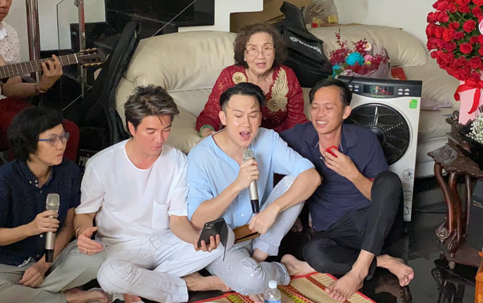 Clip: Đàm Vĩnh Hưng hội ngộ nghệ sĩ Hoài Linh và Dương Triệu Vũ, ngẫu hứng tiết mục đầy cảm xúc mừng sinh nhật mẹ Ảnh 2