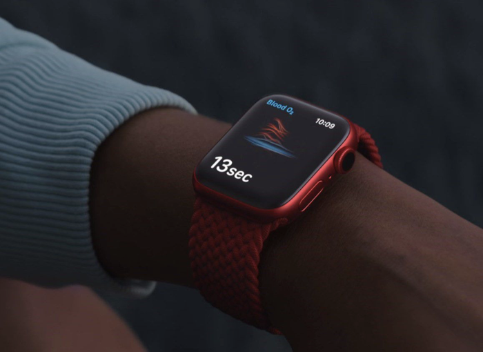 Theo công bố của Apple, Apple Watch Series 6 và Apple Watch SE sẽ được bán ra mà không kèm củ sạc. (Ảnh: Apple)