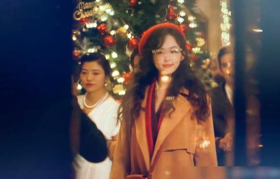 Ảnh hậu trường 'Phồn hoa': Đường Yên xinh đẹp với mũ beret, lần nữa hợp tác với Hồ Ca sau nhiều năm xa cách Ảnh 5