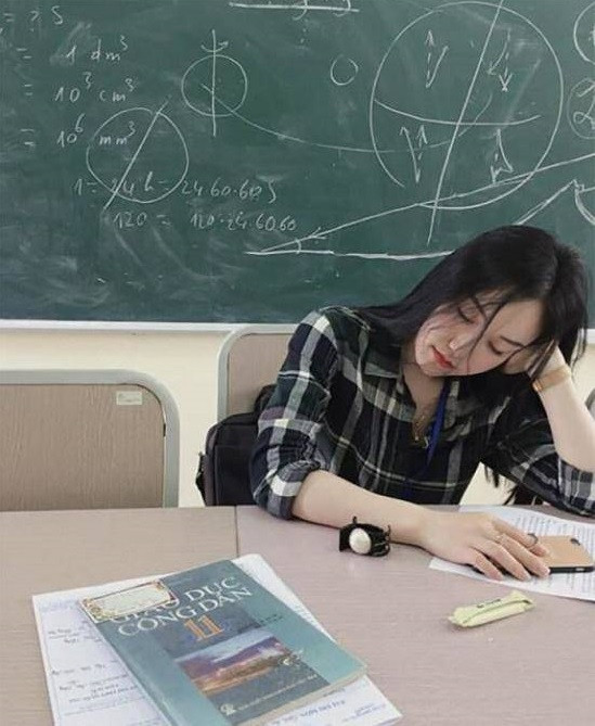 Bức ảnh cô giáo thực tập Lê Tuyết Mai từng nổi tiếng trên nhiều diễn đàn bởi hình ảnh ngủ gục bên bàn làm việc