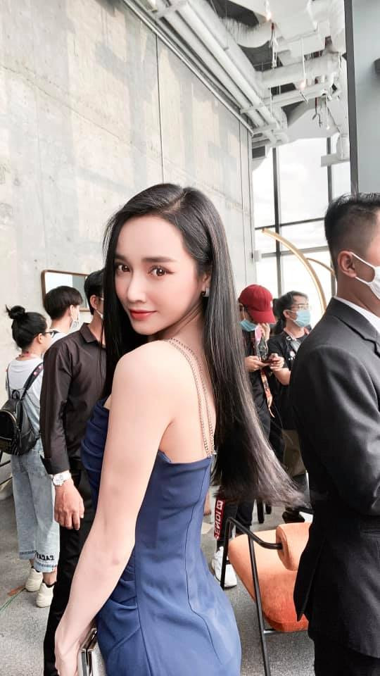 Nhã Phương xinh đẹp diện váy gợi cảm, thế nhưng vòng một lại 'biến mất' ở nơi đâu? Ảnh 2