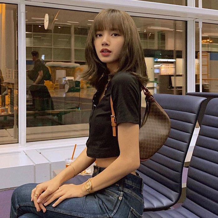 Lisa với mẫu túi mini Ava Bag của nhà Celine khi cô mix kèm theo trong trang phục sân bay