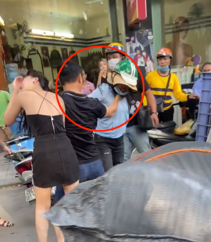 Hình ảnh chồng bóp cổ vợ bảo vệ nhân tình.