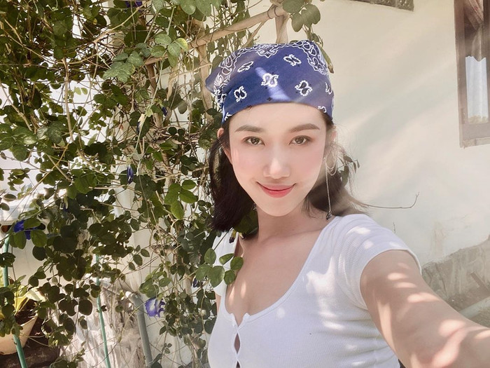 Thúy Ngân trong vô cùng chất chơi khi kết hợp nó với hoa tai dáng dài, khăn buộc đầu.
