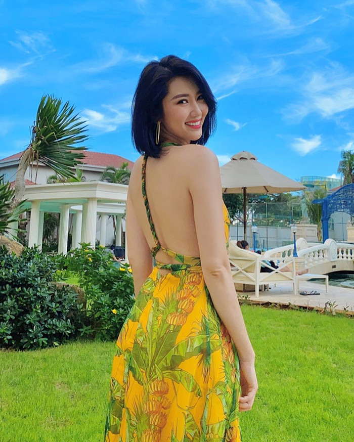 Chiếc váy maxi dáng bung xòe không chỉ cực kỳ phù hợp với thời tiết này mà còn khoe được làn da trắng, tấm lưng trần... 