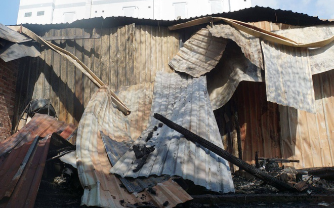 Sau tiếng nổ lớn, hơn 10 căn nhà trọ ở TP.HCM bốc cháy ngùn ngụt Ảnh 2