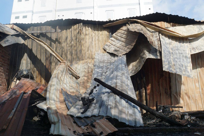 Hơn 10 căn nhà trọ bị thiêu rụi. Ảnh: N.H/Zing