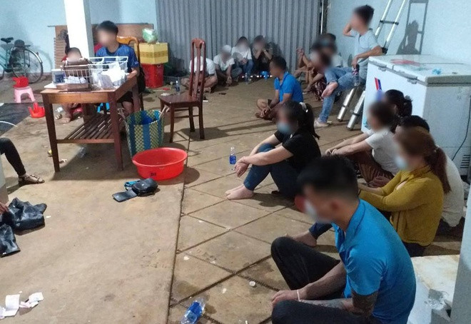 Các đối tượng đánh bạc tại tầng hầm một căn nhà ở thị xã Đắk Mil (Đắk Nông). Ảnh: M.Q/Zing