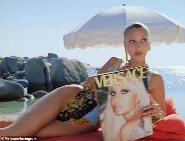 Em gái Gigi Hadid kiêu sa bên bờ biển  trong clip chụp cho hãng thời trang Versace