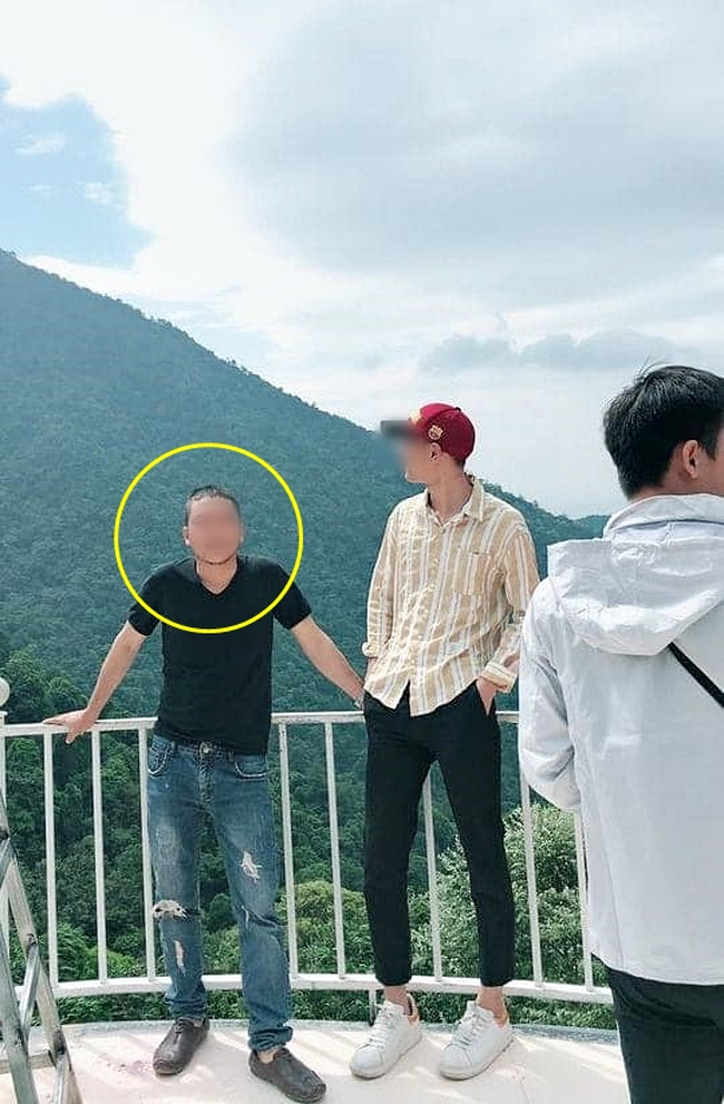 Anh chàng này đã phải 'khóc thét' khi đăng ảnh trên một diễn đàn về photoshop và nhờ dân mạng chỉnh ảnh cho mình.