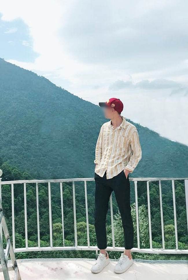 Cuối cùng, nhân vật cần xóa lại 'ngang nhiên' trở thành nhân vật chính của tấm hình. 