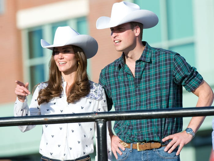 Hoàng tử William không bao giờ đội mũ cao bồi nhưng đã phá lệ khi đến thăm Calgary, Canada cùng vợ. 