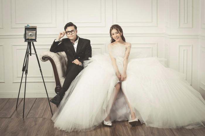 Cặp trai tài - gái sắc khoe ảnh kỉ niệm ngày cưới