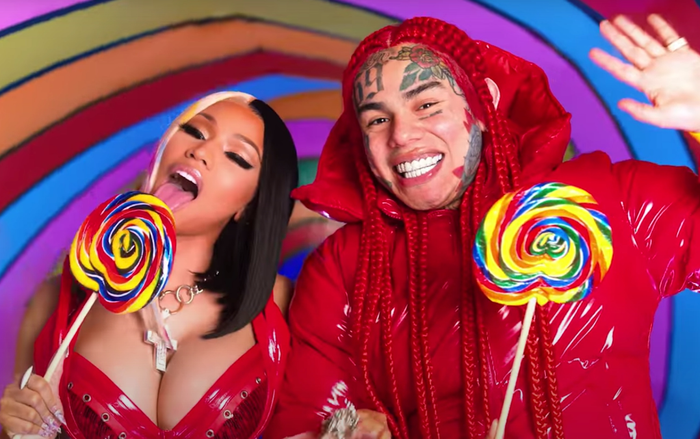 Album mới làm-ăn-bết-bát trên BXH: 6ix9ine phải đi phát CD miễn phí, tuyệt vọng tự xé poster của chính mình Ảnh 2