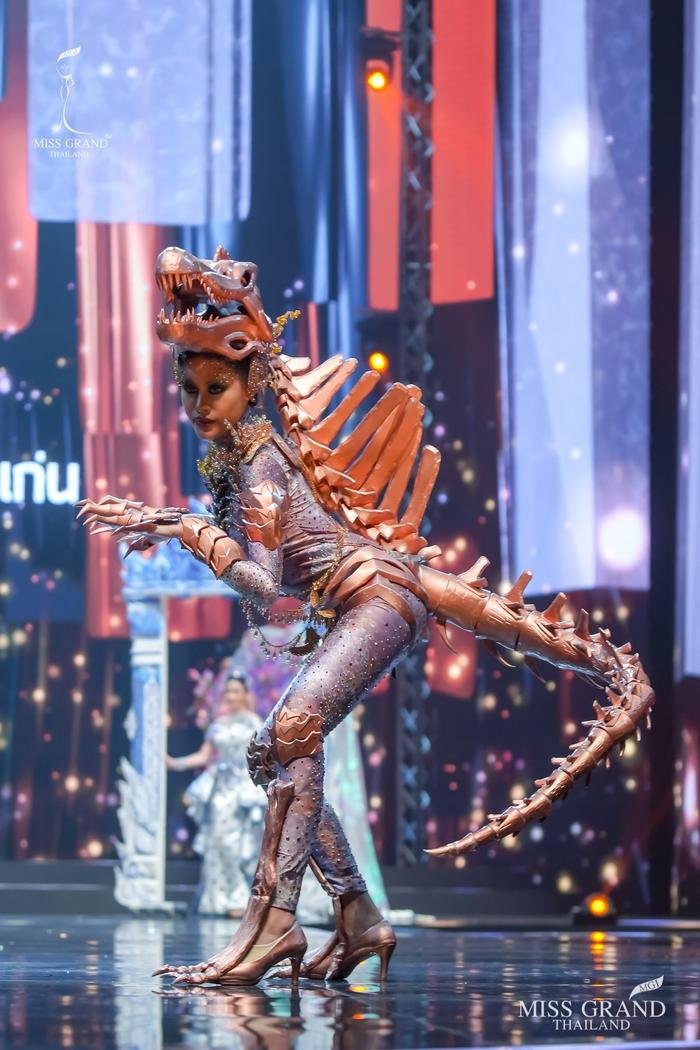 National Costume Miss Grand Thailand 2020: Xuồng ghe - chợ cá - lựu đỏ - xương khủng long lồng lộn choáng ngợp Ảnh 12