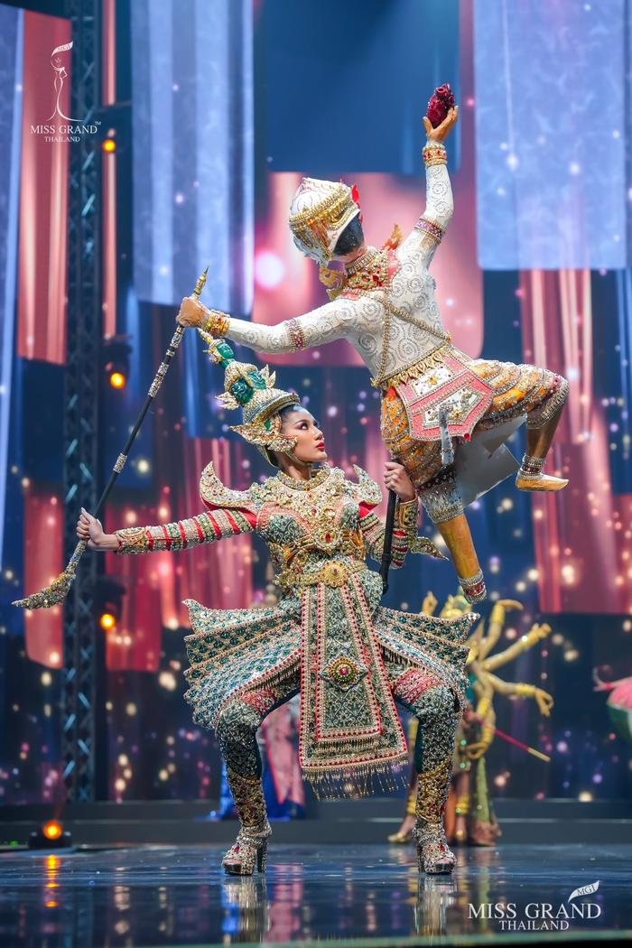 National Costume Miss Grand Thailand 2020: Xuồng ghe - chợ cá - lựu đỏ - xương khủng long lồng lộn choáng ngợp Ảnh 4