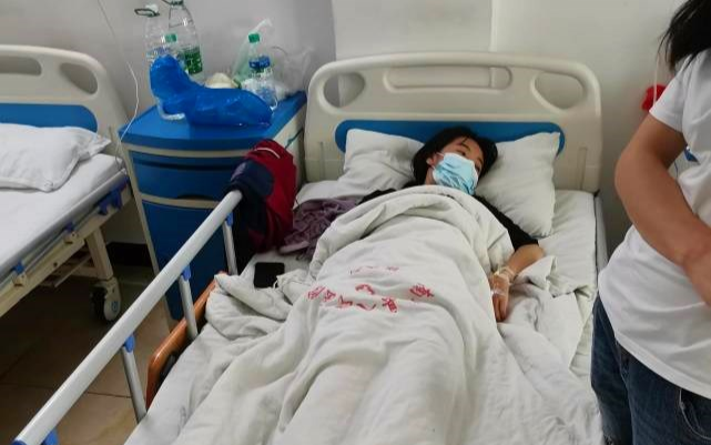 Nghe sai 6 từ tiếng Anh, nữ sinh bị cô giáo phạt ngồi xổm 200 cái liên tục gây xuất huyết nặng Ảnh 2