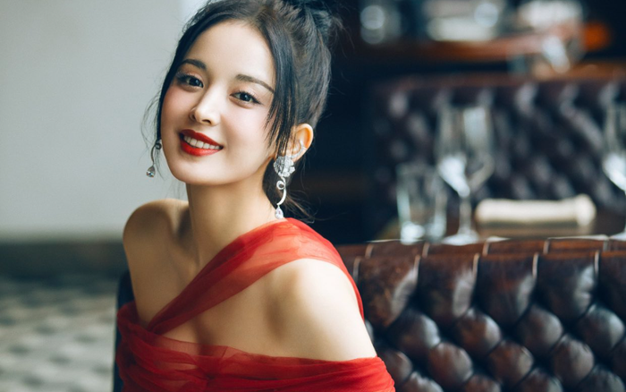 Danh xưng 'nghệ sĩ cừ khôi' thuộc về Cổ Lực Na Trát khi cô dám thẳng thừng đáp trả người hâm mộ Ảnh 2