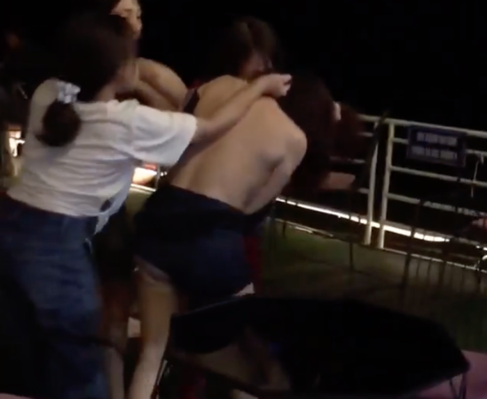 Thậm chí còn lột đồ nạn nhân.