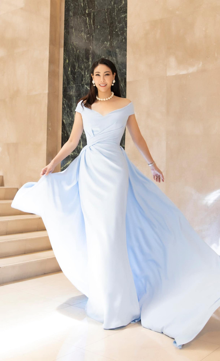 Hoa hậu VN Hà Kiều Anh trong thiết kế đầm dạ màu xanh pastel dịu mát, làm tôn lên nét đẹp sang trọng quý phái. Với thiết kế trễ vai gợi cảm, và những đường drapping tinh tế đã khéo léo tôn lên vóc dáng cũng như làn da trắng không tỳ vết của Hoa Hậu không tuổi Hà Kiều Anh.