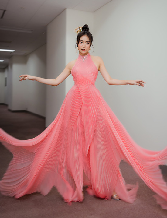 Hoàng Thùy Linh gây ấn tượng trong thiết kế cổ yếm dập ly nữ tính, đắp tà bất đối xứng bay bổng.