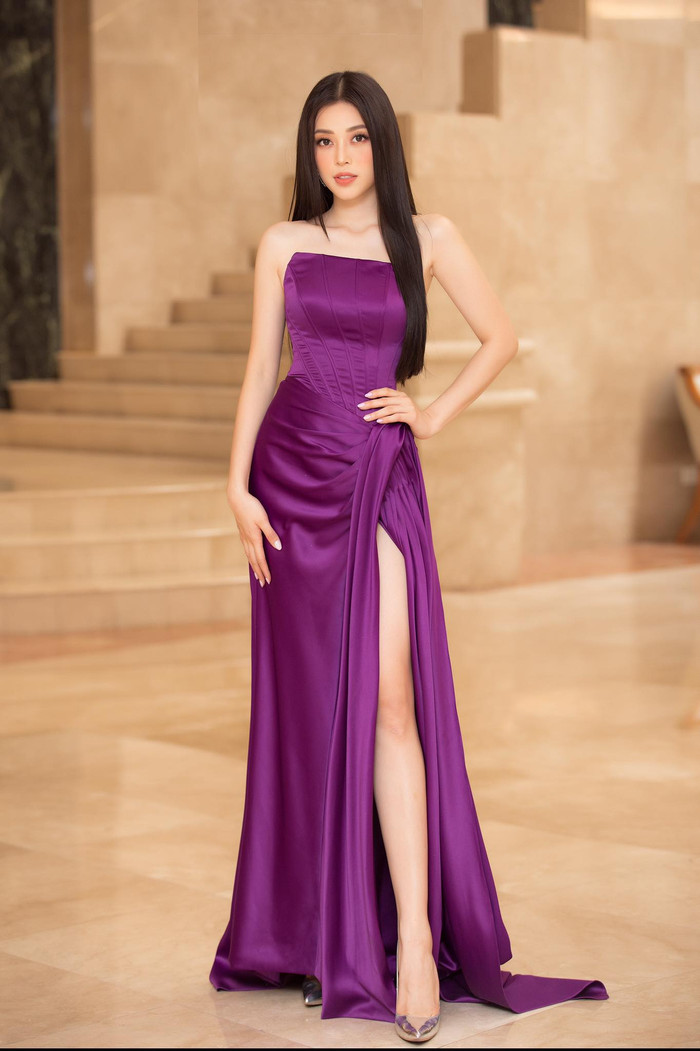 Phương Nga trong thiết kế màu tím xẻ tà cao tít tắt khoe đôi chân dài. Vừa khoe vóc dáng thon gọn với 3 vòng nổi trội, Á hậu Việt Nam vừa chiếm trọn spotlight bởi màu sắc trang phục cũng quá nổi của mình.